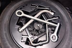 Kit emergenza + ruotino di scorta 15' + Cric