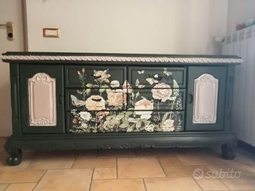 Credenza in legno massello decorata