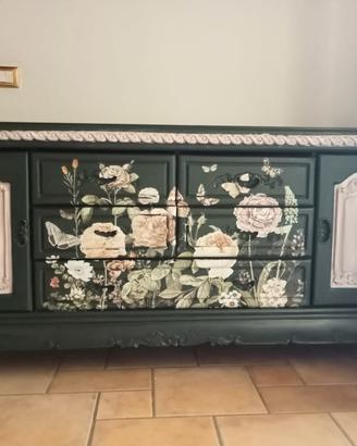 Credenza in legno massello decorata