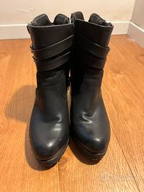 Stivaletto Bachata nero con tacco e cinturino