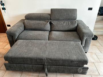Divano grigio 2 posti con pouf estraibile