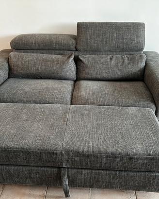 Divano grigio 2 posti con pouf estraibile