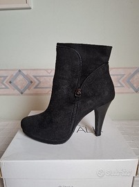 Stivaletti Catwalk neri effetto camoscio con tacco