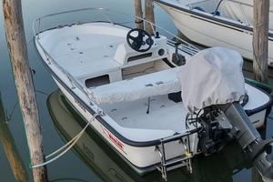 barca Boston Whaler 130SP