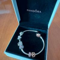 Bracciale con chiusa a cuore Pandora, 6 charm