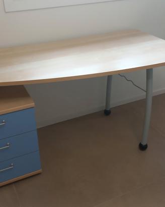 Scrivania con cassettiera