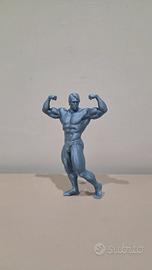 Arnold Schwarzenegger posa bicipite laterale