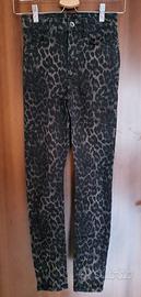 Pantaloni leopardati
