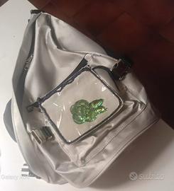 Zaino monospalla argento con grande fiore 