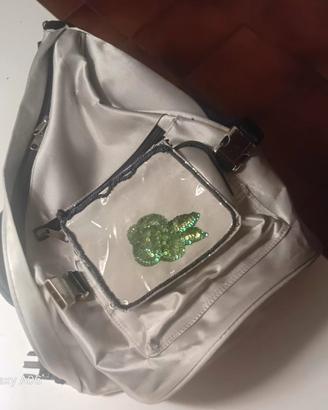 Zaino monospalla argento con grande fiore 