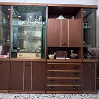 Mobile Vetrina in Legno con Dettagli Dorati