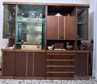 Mobile Vetrina in Legno con Dettagli Dorati