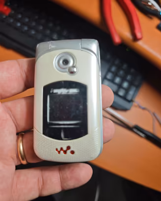 Sony Ericsson W300i Walkman con marchio TIM.