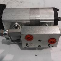 Pompa doppia con valvola di pressione