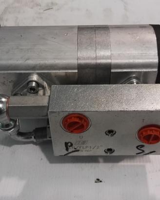 Pompa doppia con valvola di pressione