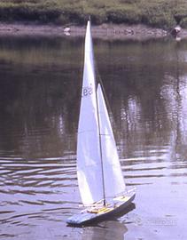 BARCA A VELA RADIOCOMANDATA con SCAFO in CARBONIO