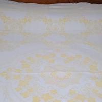 copriletto vintage contornato con pizzo uncinetto