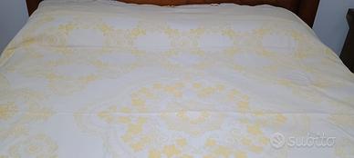 copriletto vintage contornato con pizzo uncinetto