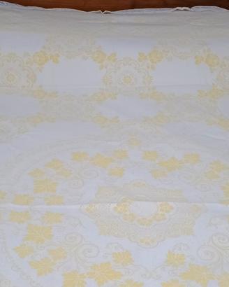 copriletto vintage contornato con pizzo uncinetto