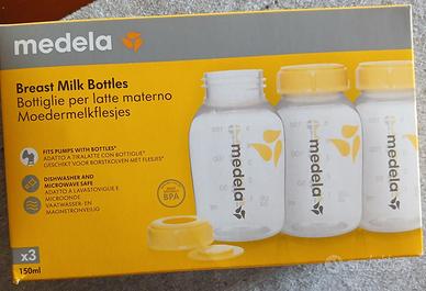 Tiralatte Medela e bottiglie per latte materno.