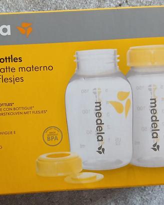 Tiralatte Medela e bottiglie per latte materno.
