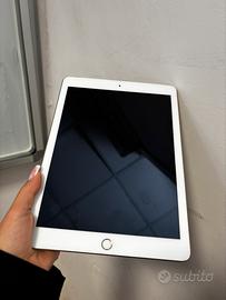 iPad 5ª generazione (2017) 32GB Wi-Fi+ Celular