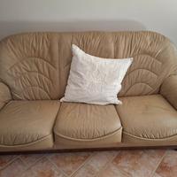 divano in vera pelle completo di poltrone.