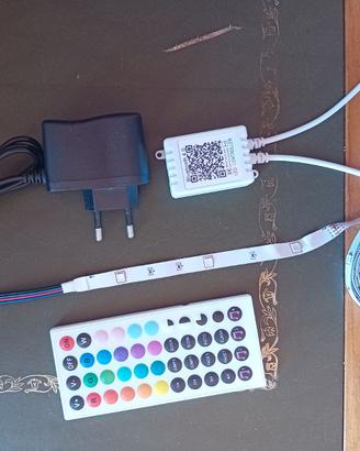 Striscia LED RGB Bluetooth 12V con Telecomando