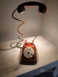 Lampada vintage da tavolo realizzata con telefono