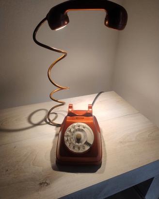 Lampada vintage da tavolo realizzata con telefono
