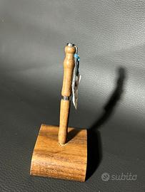 Penna artigianale in legno lavorata al tornio