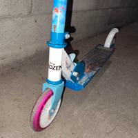 monopattino bambina stile Frozen 
