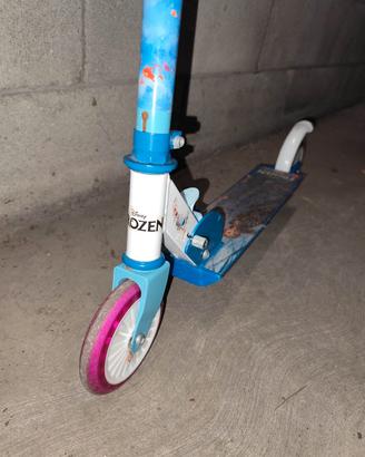 monopattino bambina stile Frozen 