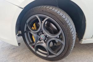 cerchi in lega da 18 pollici con gomme invernali 