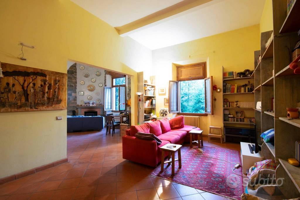 Appartamento di 200 m² con più di 5 locali a Firen