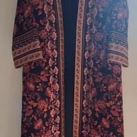 Kaftano floreale d’ispirazione orientale.