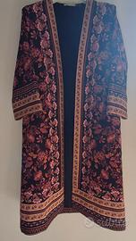 Kaftano floreale d’ispirazione orientale.