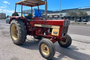 international 644 con tettuccio di protezione