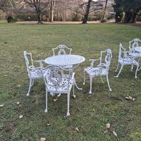 4 sedie e il tavolino in metallo