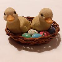 Centrotavola di Pasqua con due pulcini nel nido