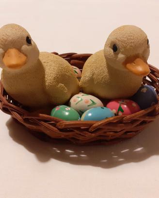 Centrotavola di Pasqua con due pulcini nel nido