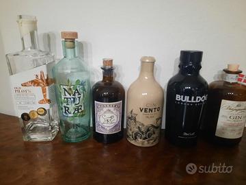 Bottiglie vuote di gin