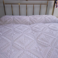 Copriletto a maglia e uncinetto