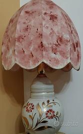 Lampada in ceramica con decori e paralume rosa