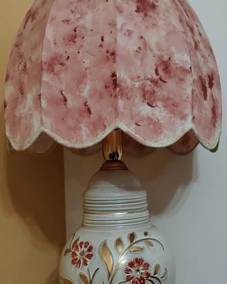 Lampada in ceramica con decori e paralume rosa