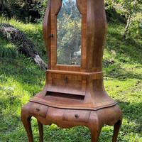 Mobiletto d’epoca con specchiera