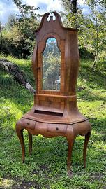 Mobiletto d’epoca con specchiera