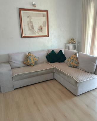 Divano letto in pelle scamiciata con due puf