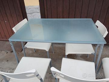 tavolo in vetro e acciaio