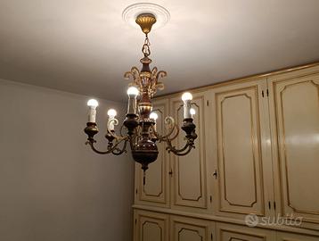 Lampadario in ferro battuto e legno